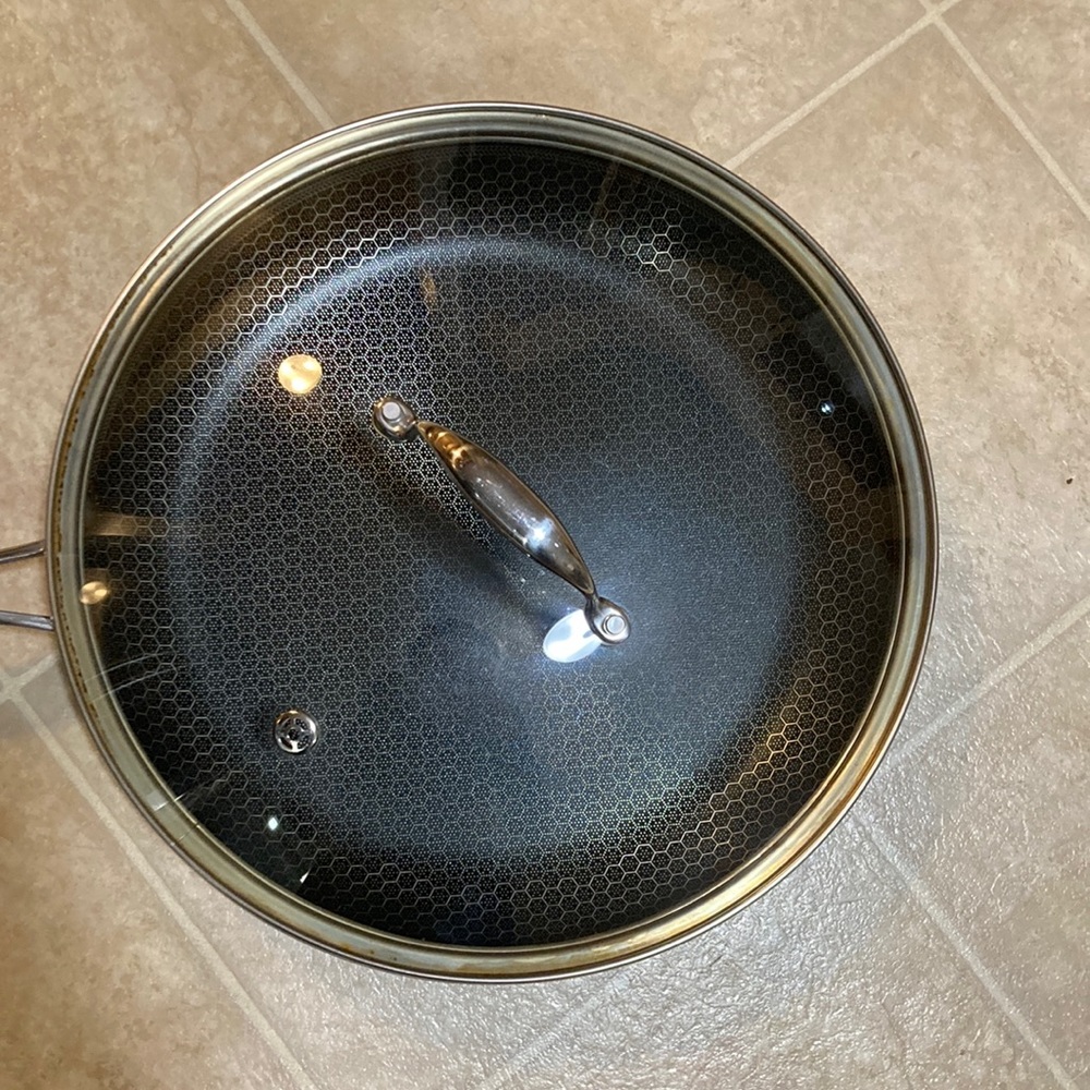 Hexclad 12 inch frying pan with lid.